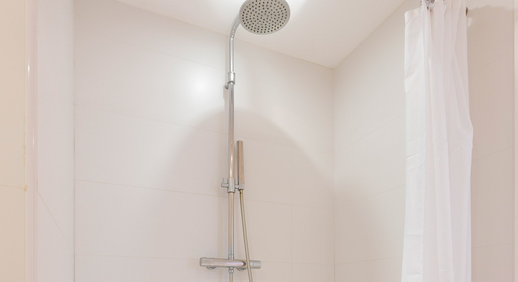 Prenotare Camera Doppia Vista Montagna senza balcone a Menton